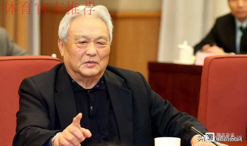 [组图]年维泗、陈成达、张吉龙获“足球事业杰出贡献奖”